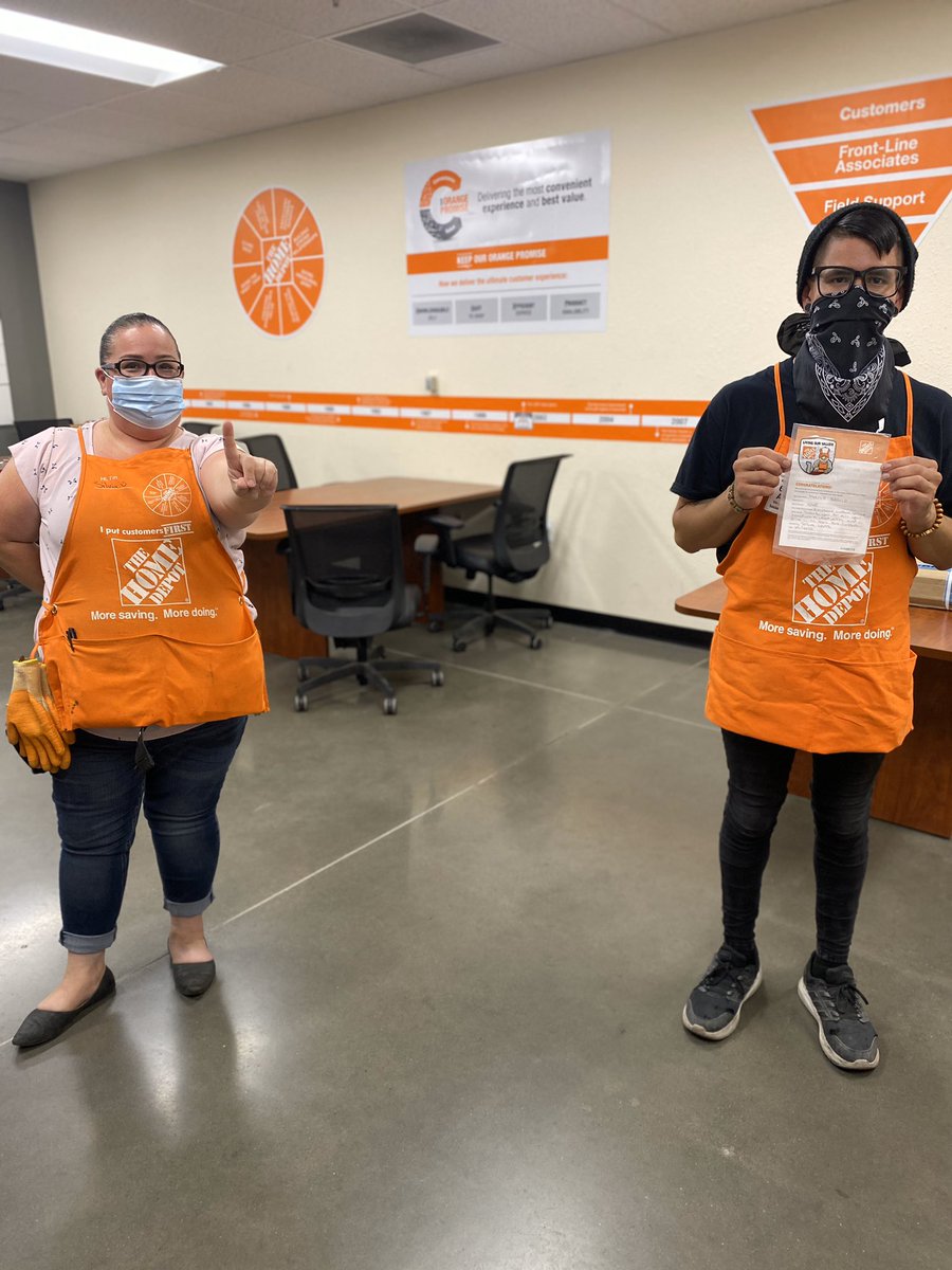 Ds Silvia giving Mario a homer for his outstanding performance with customer service and curbside! Thank you Mario for all you do each and every day! @ElmoBermudo @AsmDennis @bohon_p @silvial1976