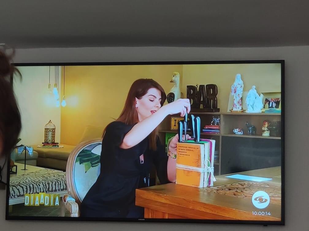 louissymdrome's tweet photo. Re inteligente esta boba en televisión colombiana haciendo un porta cuchillos con LIBROS, como si los libros fueran para eso. Pero que se le pides a un país lleno de ignorancia https://t.co/emssTrbZw8