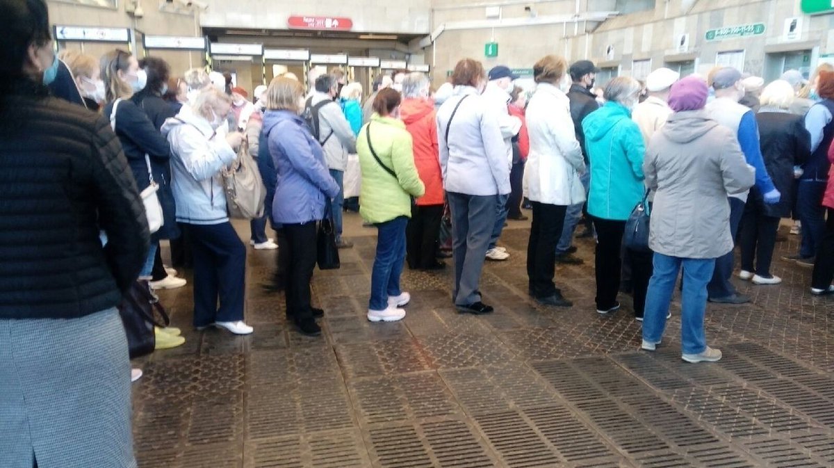 Петербуржцы собрались в длинные очереди в метро ради активации льготных проездных.
Первые очереди были замечены в вестибюлях станций метро «Беговая» и «Черная речка».
spbdnevnik.ru/news/2020-06-0…