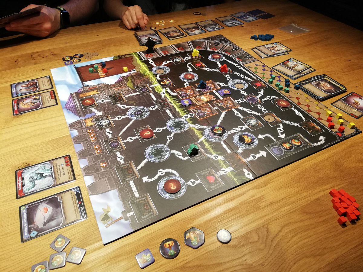 fiatbrecher's tweet image. Endlich mal gespielt und was soll ich sagen: Es hat #Klong! gemacht. Deckbuilding gepaart mit einem spannenden Wettlauf. Aufgrund der immer unterschiedlichen Karten- und Plättchenauslage trotz geringer Komplexität sehr variabel.
Hat richtig Laune gemacht 🔥🐲💎 @KraftSpiele 👍🏼