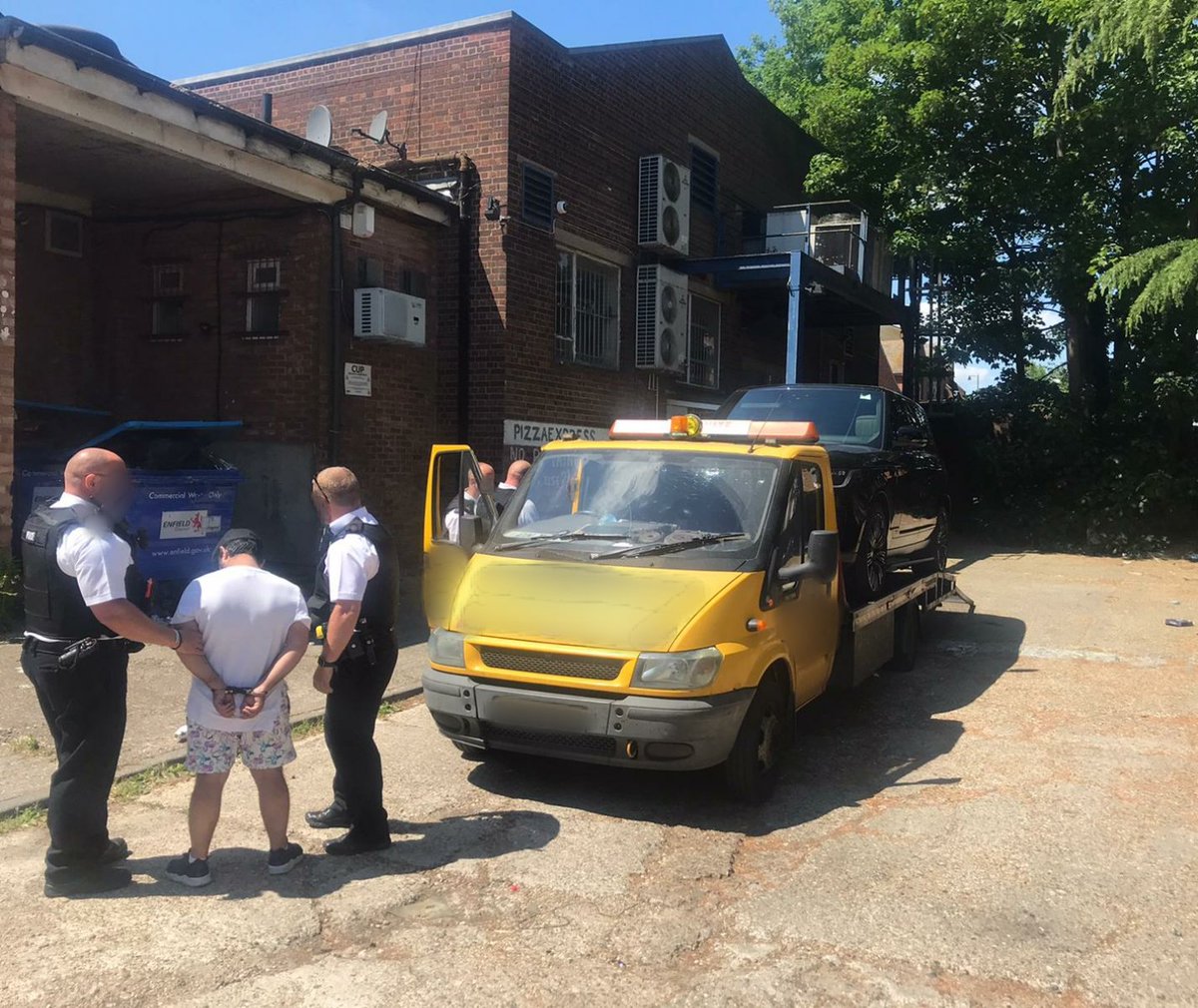 Recently stolen, high value Range Rover, taken by keyless theft & recovered by the #RoadCrimeTeam; along with a quantity Class A drugs. 2 arrests made and more to follow. One very happy owner 😊 #DisruptingCriminality on our roads. #VisionZeroLDN.