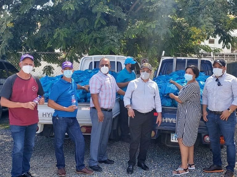 En las zonas de Rancho Viejo, Los Pomos, El Pinito, Pontón, El Pino, Las Llanadas, Barrio Enriquillo, Jamo y Guaigüi, realizamos la entrega de 1,200 raciones alimenticias para que los dirigentes comunitarios hagan la distribución a igual número de familias.