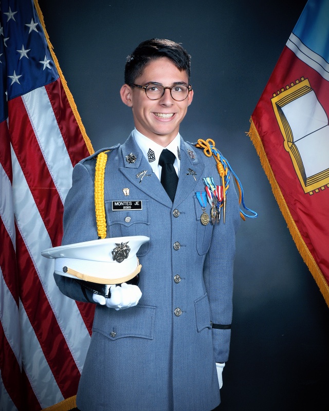 forkunion's tweet photo. 🎓 Senior Spotlight 🎓

Meet Jett Montes 🤝

Montes was a member of the cross country and track and field programs and was the winner of the Distinguished Athlete Award.

⭐️ Montes will be attending The Citadel in the fall ⭐️

#GoFUMA https://t.co/0IBmXuRrtF