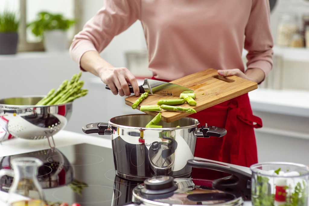 FisslerColombia's tweet photo. En nuestras  fabulosas clases en vivo te hemos mostrado el maravillo utensilio que Fissler tiene para ti ya que es seguro, los tiempos de cocción son más cortos,  puedes preparar  una gran variedad de alimentos gracias a sus niveles de cocción. #Fissler
.
https://t.co/mysc89iWS7 https://t.co/RXbtE3AzXX