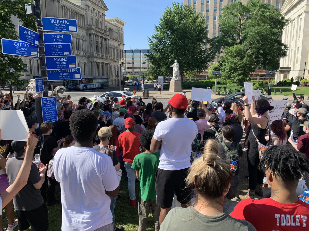 JessBardReports's tweet photo. More moments from the protests at 6th and Jefferson. Peaceful so far. Listening to spoken word now. https://t.co/BhyzZHHBXK