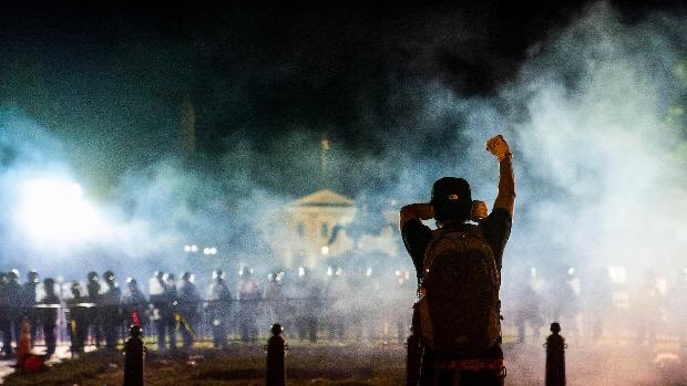 Daniel16532189's tweet photo. No soy de estados unidos pero también naci en un pais lleno de corrupcion y desde lo lejos que estoy tienen todo mi apoyo y el de muchas personas, sigan hasta tumbar a todos eso canallas del poder "SI EL PUEBLO SE LEVANTA, EL JUEGO SE LES ACABA" ✊✊✊ #anonimous #CasaBlanca https://t.co/fObrLbMPug