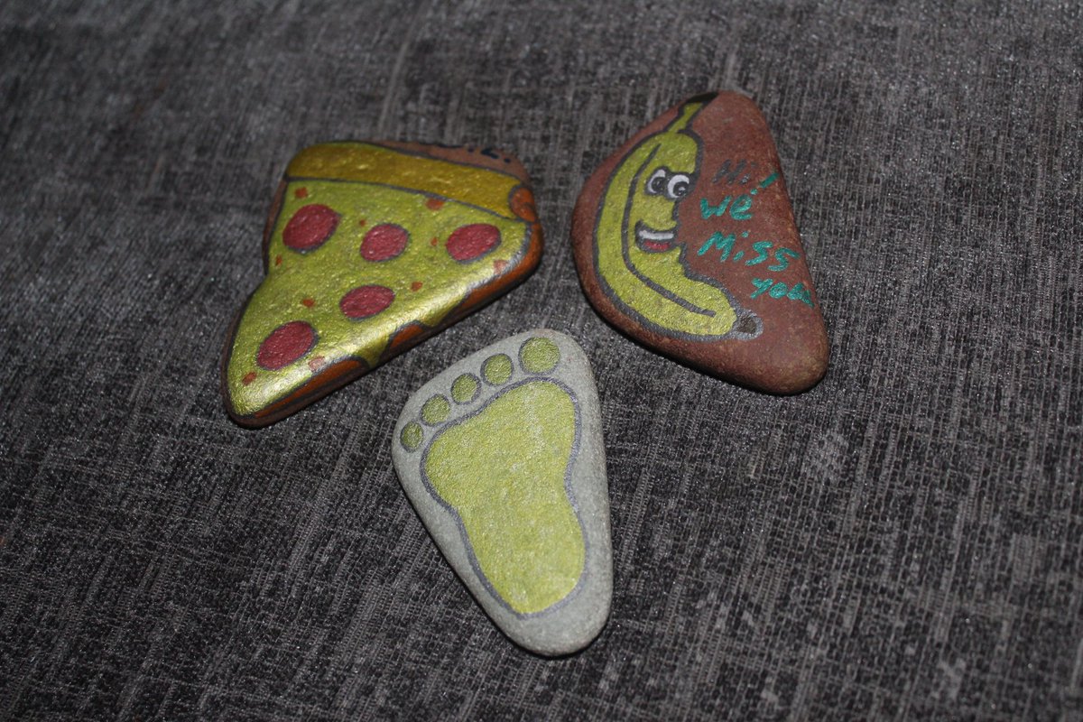 NatalieLogan9b's tweet photo. Rock designing with my oldest babies 😁 trying to get them to find their creativity and artistic skill's lol, maybe one of my kid's will love art as much as me lol 🤣 #PrestonLogan #AlexLogan #RoccoLogan #designingrocks #Pizza #banana #world #footprint #freehand @pathheadprimary https://t.co/sp3bU3iJav