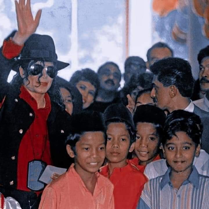 NoSoyBonito__'s tweet image. Hoy se demostró que el protegia a esos niños; el los cuidaba el les daba la vida que no podian tener ; en verdad el merecía morir de esa forma enverdad merecía ser llamado pedófilo cuando solo los protegia y solo por tratar de hacer justicia el murió  #MichaelJackson  #Anonymuos