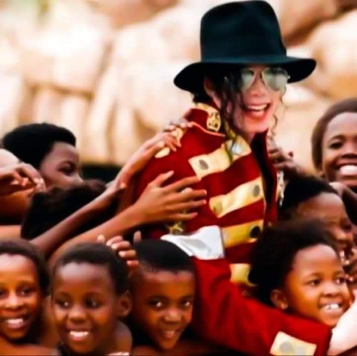 NoSoyBonito__'s tweet image. Hoy se demostró que el protegia a esos niños; el los cuidaba el les daba la vida que no podian tener ; en verdad el merecía morir de esa forma enverdad merecía ser llamado pedófilo cuando solo los protegia y solo por tratar de hacer justicia el murió  #MichaelJackson  #Anonymuos