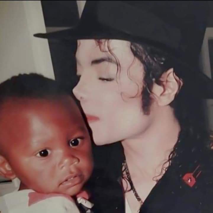 NoSoyBonito__'s tweet image. Hoy se demostró que el protegia a esos niños; el los cuidaba el les daba la vida que no podian tener ; en verdad el merecía morir de esa forma enverdad merecía ser llamado pedófilo cuando solo los protegia y solo por tratar de hacer justicia el murió  #MichaelJackson  #Anonymuos