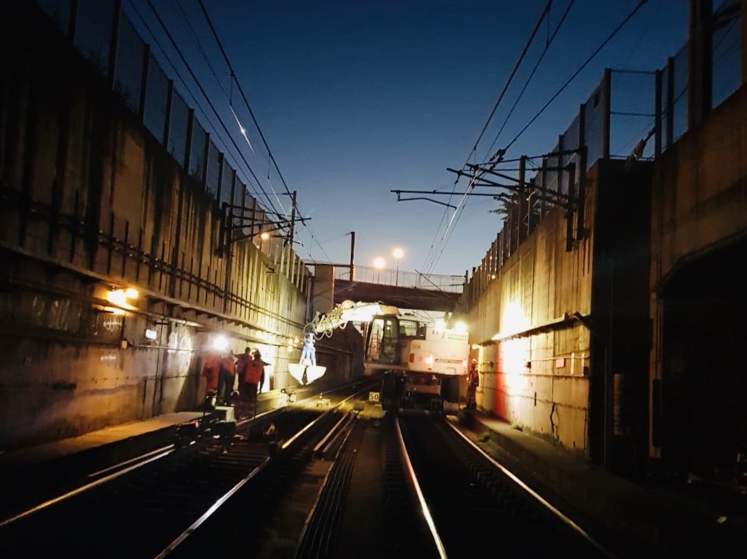 Lenfant28's tweet photo. EOLE, ce WE, 32 Joints Isolant Collés remplacés =composant voie qui permet l’espacement des trains. En 3 ans, ~140 JIC remplacés = plus résistants à l'usure, à la rupture (soudures spéciales), au risque "paillette" (double isolant) @GroupeSNCF @SNCFReseau #RERE #infrapoleParisEst https://t.co/t40eeMjtMp