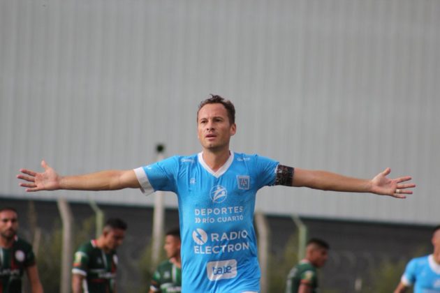 Rincon_DeFutbol's tweet photo. #Idolos #Ascenso 
El camino lo inicia @ariel_levy94 repasando la historia de un referente riocuartense, estamos hablando de NICOLÁS FOGLIA, defensor de @EstudiantesRio4 

"El último gran capitán del León"
▶️ https://t.co/4RLTMHptyr https://t.co/DWy6G5tmqG