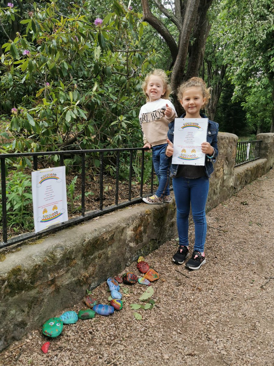 GK_Mac88's tweet photo. @ViewforthELCC Proud of my daughters for starting this off #communitysnake #simonsnake #nhs https://t.co/V7Qfq5RS7Y