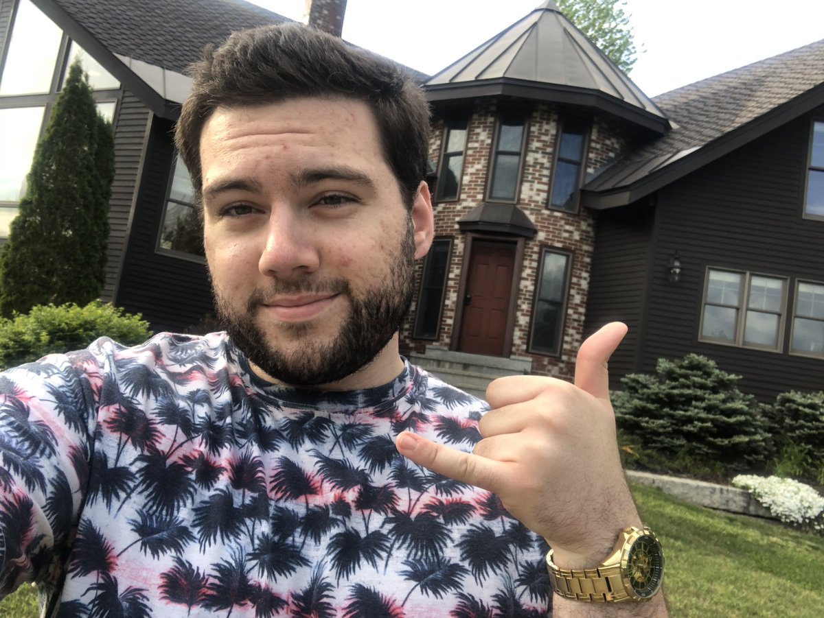 It’s been a crazy fucking year. Me and my friends got a mansion rented for the next 3 days. After this, I’m returning to YouTube. See y’all soon <3