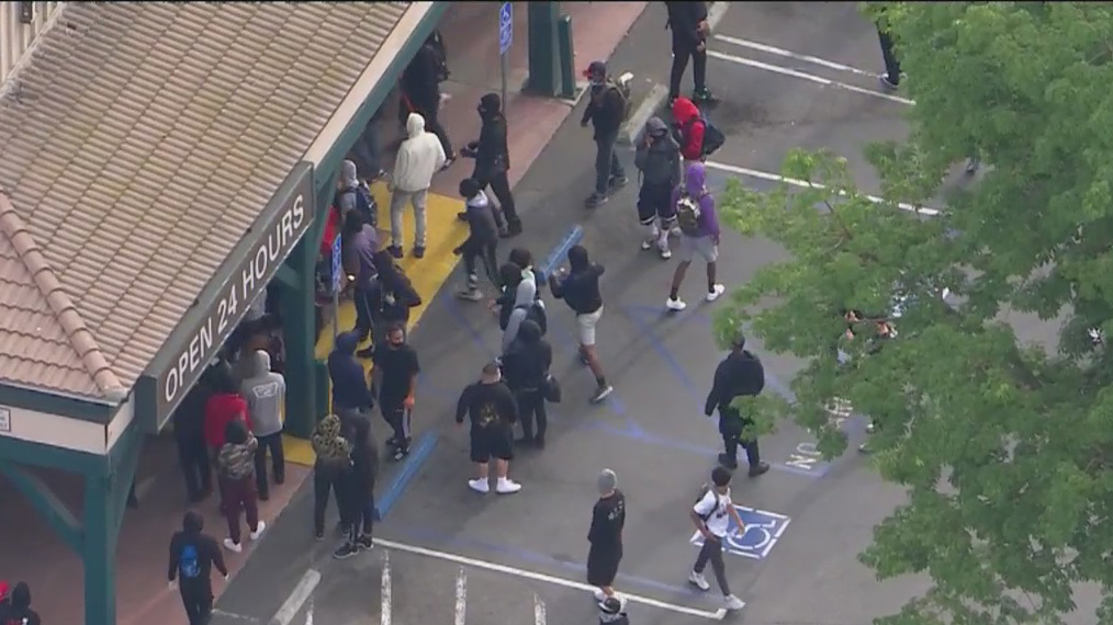 #BREAKING: Looters now breaking into Rite Aid in Hollywood as LA County curfew goes into effect. Live coverage: bit.ly/2YNJlC0