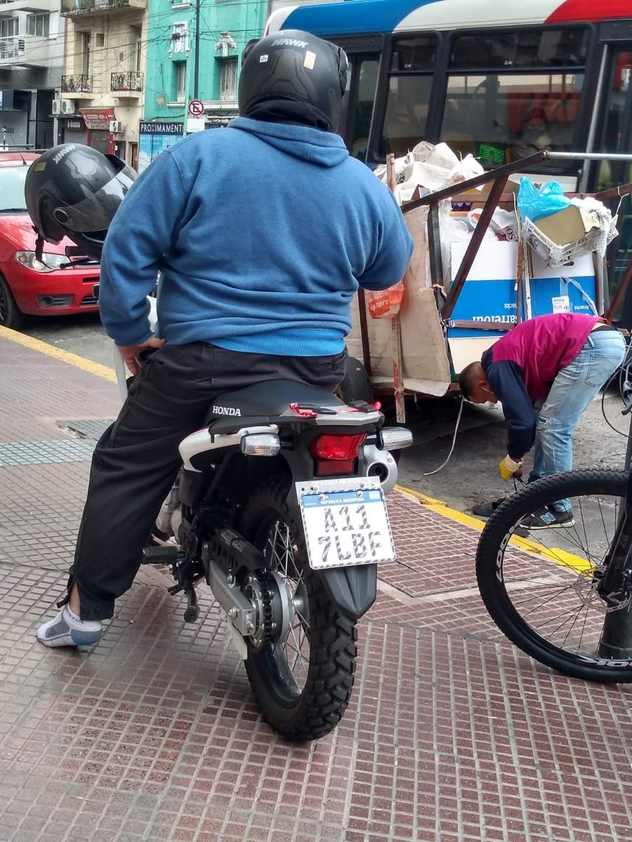 Recién, en Rivadavia y Carabobo, el motoquero vio al cartonero que estaba en ojotas (con el frío que hace !!) le preguntó cuánto calzaba, se sacó SUS zapatillas y se las dio. Se fue así, manejando la moto en medias. Con éstas almas podemos cambiar el mundo 💖