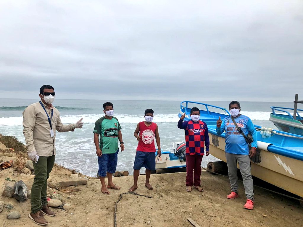 Produccion_Ecu's tweet photo. El trabajo del MPCEIP y el gran apoyo de @IngesaEcuador permitió continuar con la entregar de mascarillas, esta vez, a la caleta pesquera de Piñas en #Manabí, de esa manera contribuimos a precautelar la salud de los pescadores artesanales. #JuntosEcuador. #SeguimosDePie. https://t.co/KWg25P4wLK
