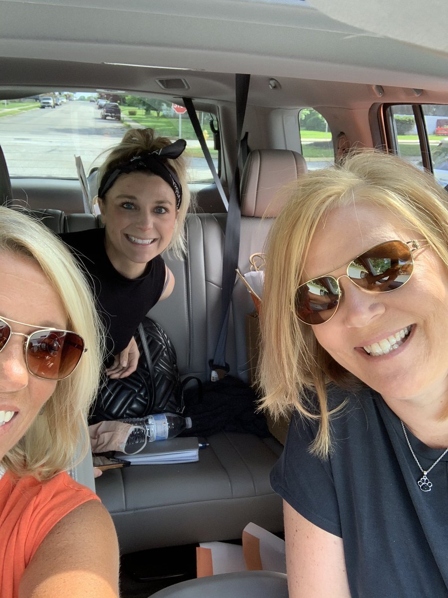 MWfirstgrade's tweet photo. We had a busy day making home visits to all our first grade friends to spread good vibes and summer cheer!  ☀️ Stay tuned for more pics!!!  @MtWolfBobcats #BobcatProud https://t.co/PVTn39Isq0