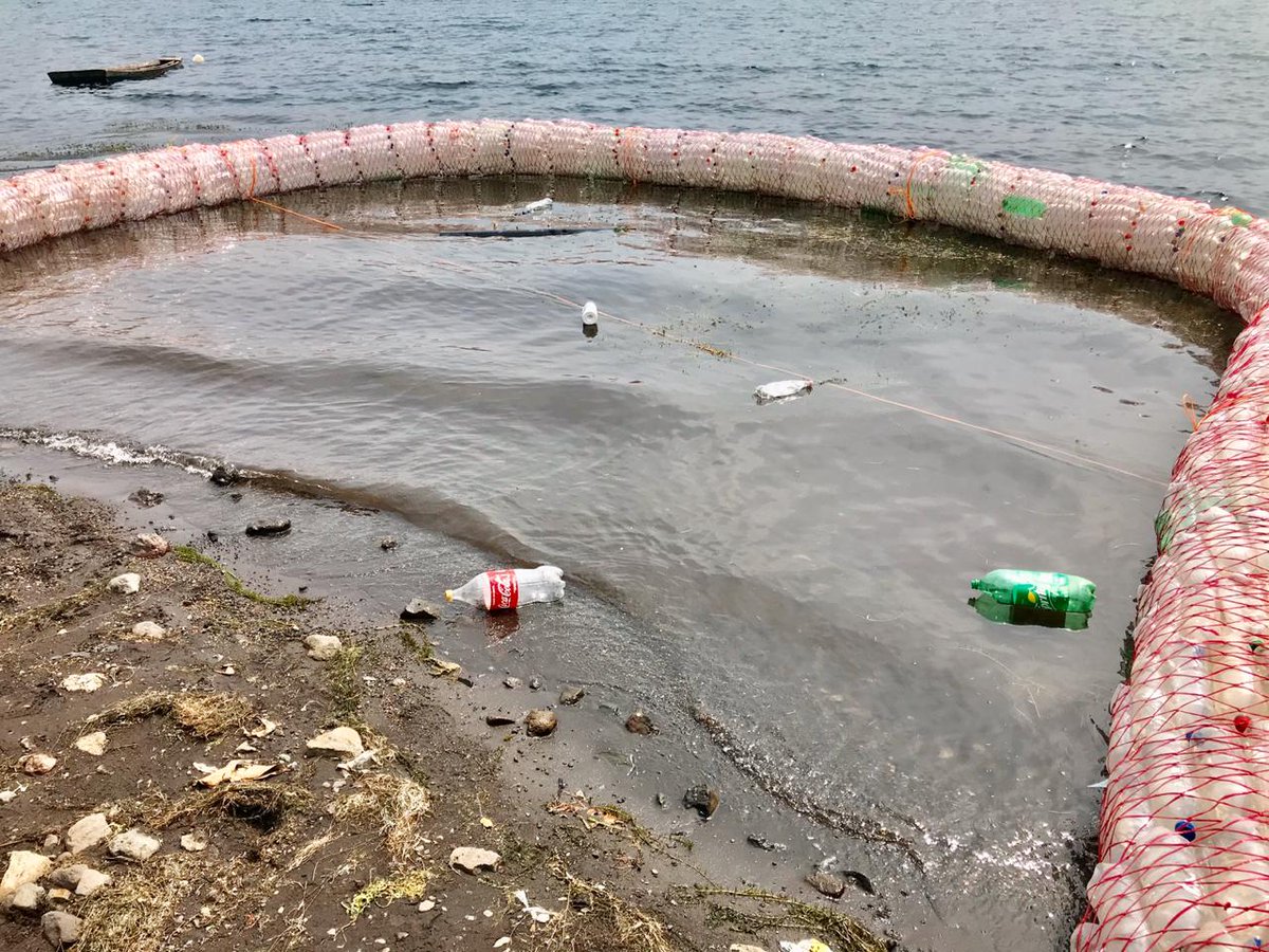 El equipo de Guardarecursos de FundaCoate mantiene una limpieza diaria del sistema de Eco-bordas instalado en la cuenca.
Hemos instalado el sistema de 6 Eco-bordas que está en las principales quebradas y bajaderos del lago.