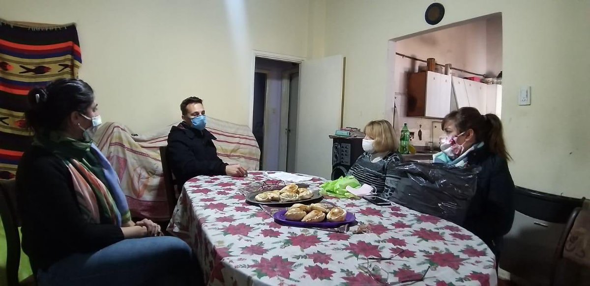 GVinuales's tweet photo. Hoy, junto a Romina y su equipo de la ONG “Por Siempre Llavallol”, nos acercamos a entregar una donación de barbijos descartables a “Chichi”, una gran referente de la tercera edad en Lomas, presidenta de la Unión de Centros de Jubilados y del Centro Nuevo Amanecer de Banfield. https://t.co/Uv0TKgD2gv