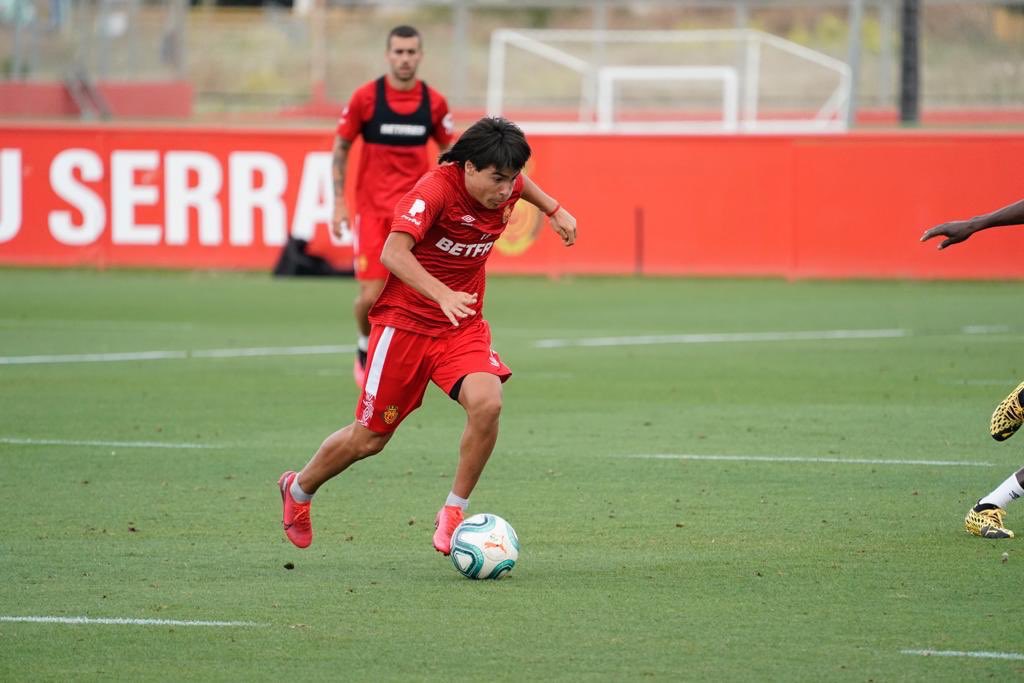 Su nombre es Luka Romero, nació en Durango 🇲🇽, tiene tan sólo 15 años, y hoy se entrenó con la Primera del Mallorca 🇪🇸. Aún no puede debutar porque La Liga no permite a jugadores menores de 16 años. Ya participó del Sudamericano Sub 15 con Argentina 🇦🇷. A prestarle atención... https://t.co/a6cU0FHdnN