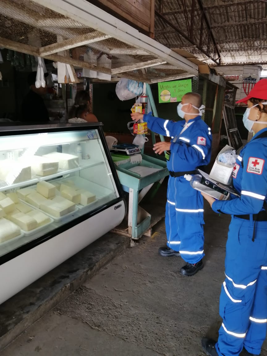 CruzRojaAntioq's tweet photo. #CRCSA | El Grupo de Apoyo #Caucasia realiza Jornada de sensibilización sobre acciones preventivas en tiempos de #Covid19 en la Plaza de mercado del Municipio.
#JuntosProtegiendoLaVida https://t.co/2ldTseWimY