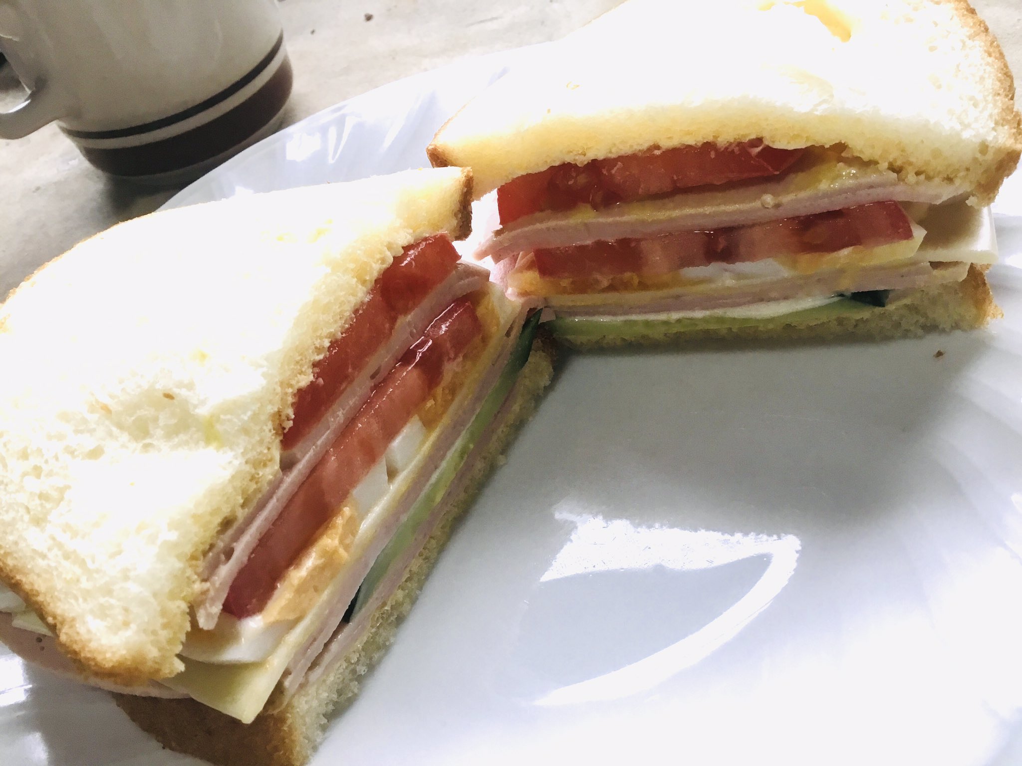 大沼隆一 今朝は ボロニアソーセージのサンドイッチ きゅうりが好きなのでハムキューリサンドにするつもりがトマトサンドに T Co Ckydadpf9s Twitter