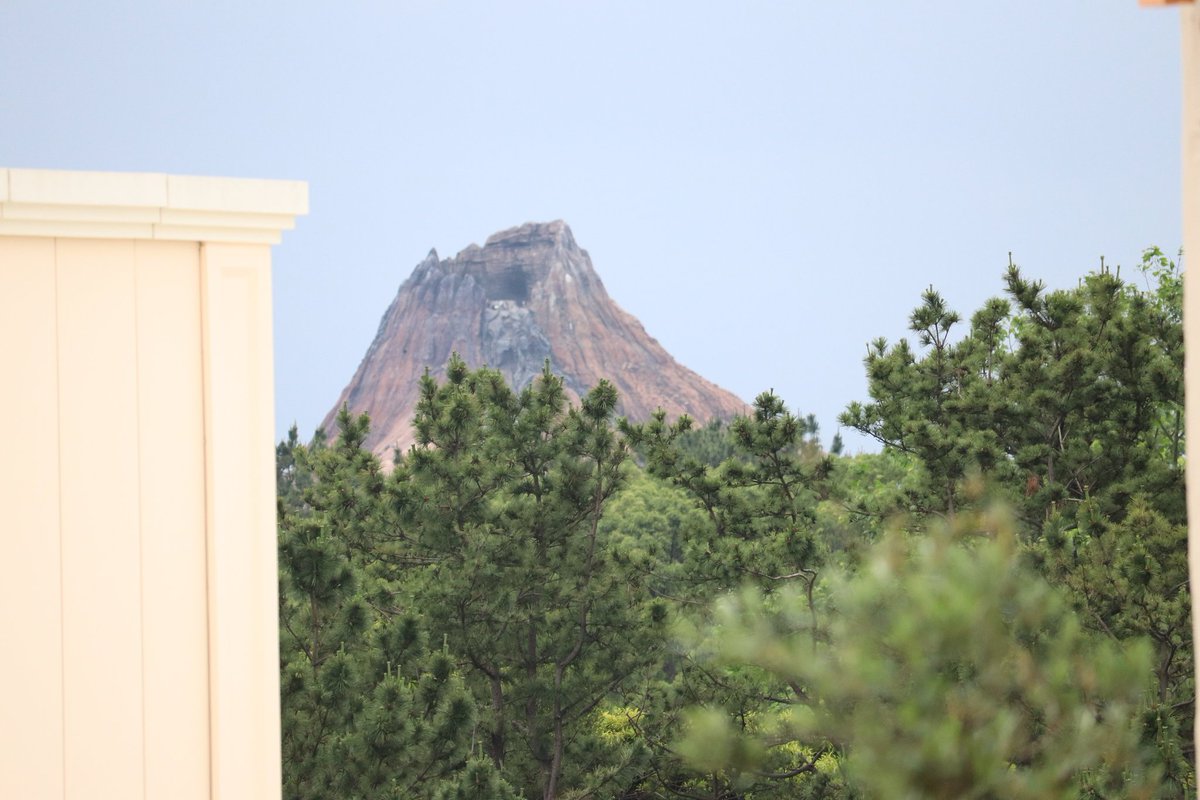 Reon イクスピアリから見るプロメテウス火山 ここから見るとパークの周りの木々と重なって森の向こうにある神聖な山みたいにに見える プロメテウス火山 東京ディズニーシー 火山 一眼レフ初心者 ディズニー イクスピアリ Dヲタさんと
