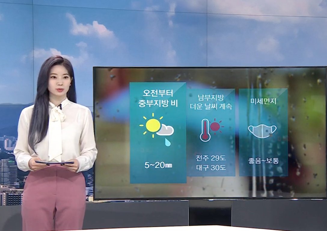 misayeon's tweet photo. Dahyun is live on Korea morning news as today's weather girl! 😆 @JYPETWICE https://t.co/R7mV2gprWk