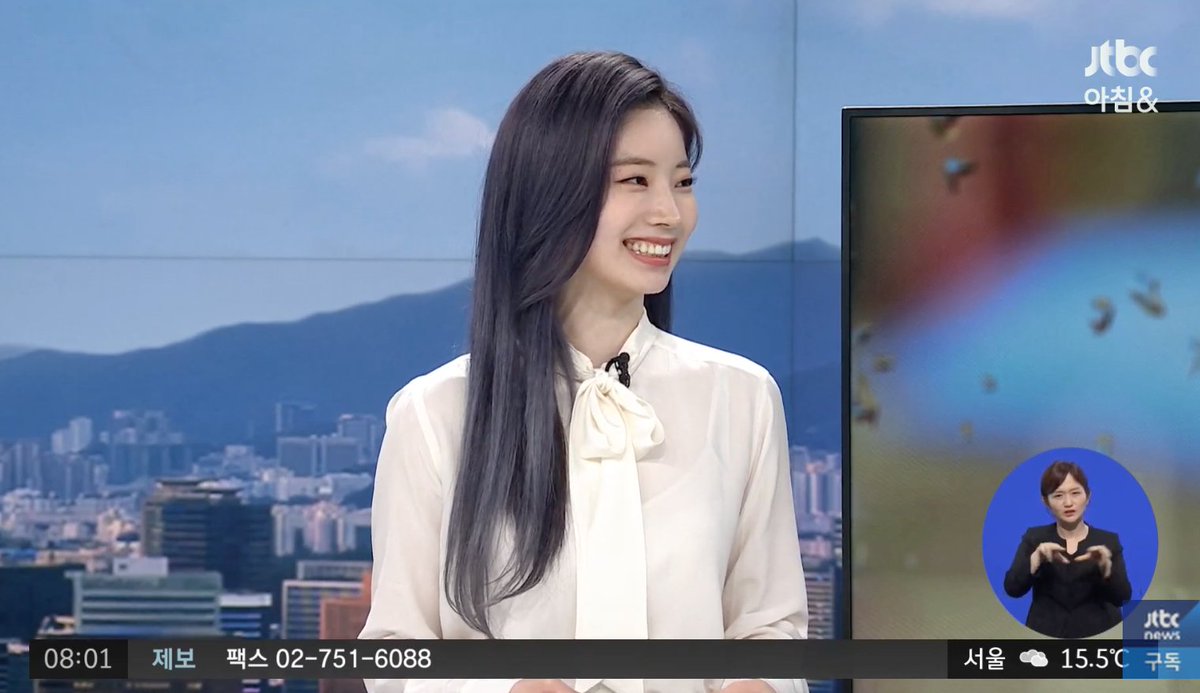 misayeon's tweet photo. Dahyun is live on Korea morning news as today's weather girl! 😆 @JYPETWICE https://t.co/R7mV2gprWk