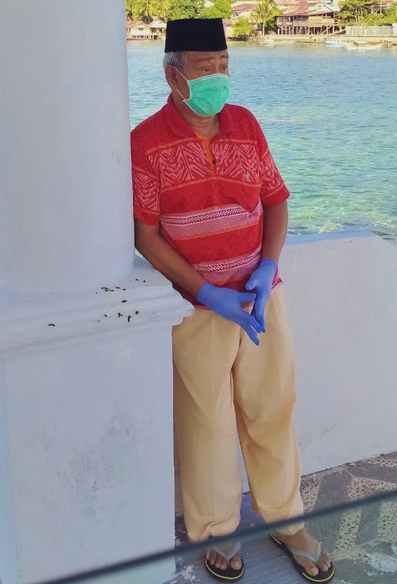 syaianSyah's tweet photo. Ini foto pak wali paling menggetarkan ketika menunggu jenazah istrinya di pelabuhan residence Ternate.

Ucapan beliau pendek sja ke sya ketika bicara 3 menit di telpon,

Jubir; Saya dan ibu sudah berjuang🙏😭 https://t.co/kQ0IY4MFb8