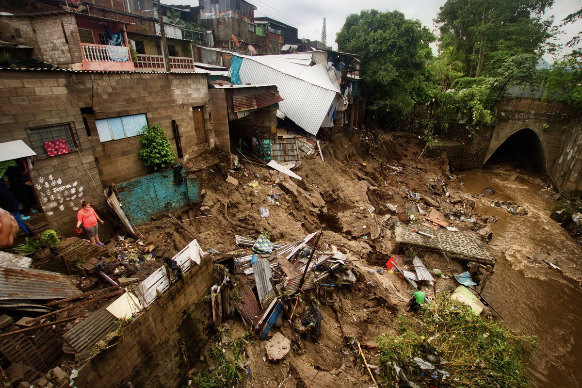 uniceflac's tweet photo. ⚠️🇸🇻Tropical #StormAmanda has left heavy rain, floods and landslides in its path through #ElSalvador.
At least 14 people died, including 1 child.
@UNICEF is working together with authorities to bring help to affected children and adolescents.
➡️https://t.co/8TbyW3Zz3u
@UnicefSV https://t.co/gMWmcpPHB0