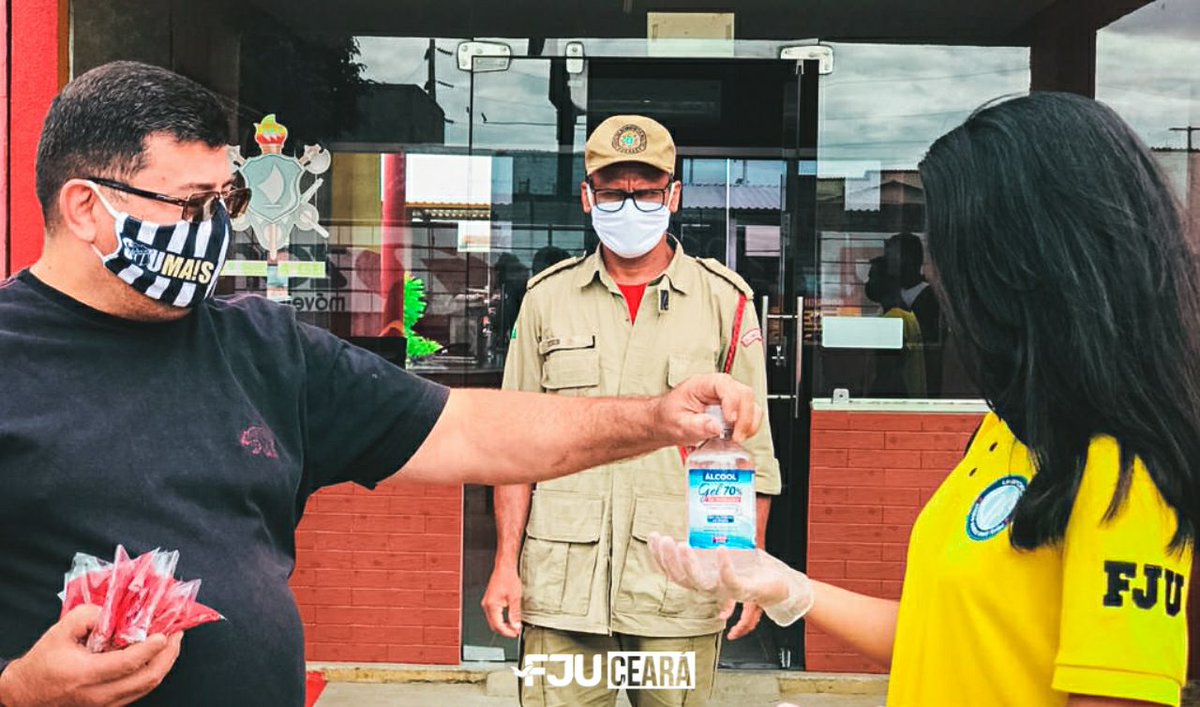 FJUCeara's tweet photo. Nosso #segundou de hoje é com o projeto Uniforça! 
Voluntários da FJU de Iguatu foram até a unidade dos Corpos de Bombeiros local, e realizaram a distribuição de kits de proteção para prevenção contra o contágio do Covid-19, juntamente com livros que levam mensagens de fé.
#FJU https://t.co/jUkBGrQLhO