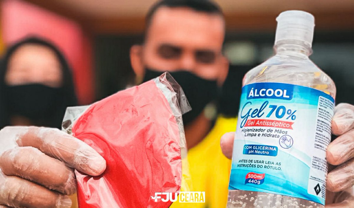 FJUCeara's tweet photo. Nosso #segundou de hoje é com o projeto Uniforça! 
Voluntários da FJU de Iguatu foram até a unidade dos Corpos de Bombeiros local, e realizaram a distribuição de kits de proteção para prevenção contra o contágio do Covid-19, juntamente com livros que levam mensagens de fé.
#FJU https://t.co/jUkBGrQLhO