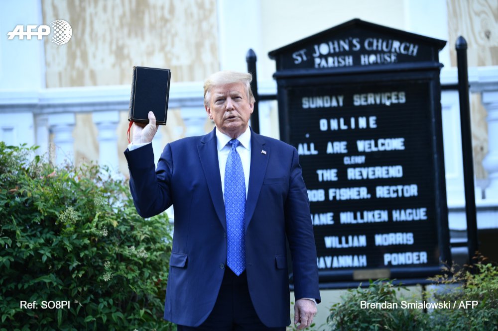  El Presidente de los Estados Unidos Donald Trump acude a la Iglesia de San Juan donde dice unas palabras mientras sostiene la Biblia tras anunciar el despliegue de la Guardia Nacional en el país.