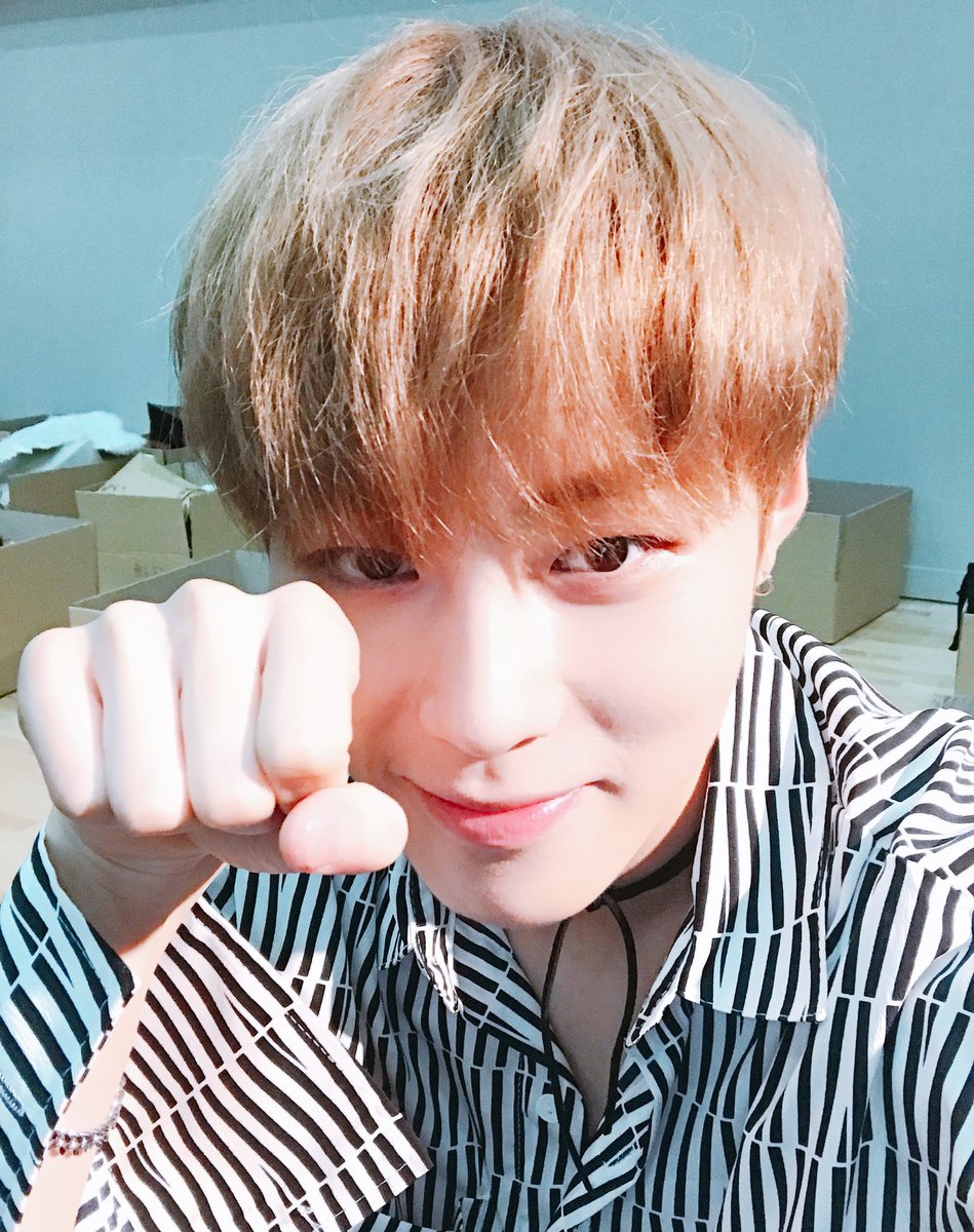 ONENONETW's tweet photo. [#NATHAN] Luego de dormir todo el día aparezco para recomendarle una canción genial. La verdad quedé super enganchado con Crown, estos chicos otakus son super talentosos. Stream Crown y Stan TXT.

#MagicHoursWithTXT #CROWN https://t.co/rEFadU4Ve0