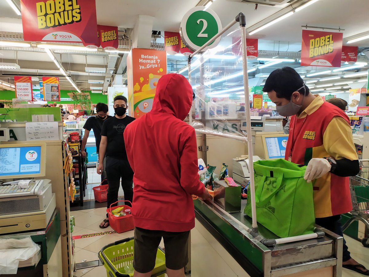 denh3nsen's tweet photo. Hayu urang Bandung @PRFMnews, kalau terpaksa harus keluar rumah karena kebutuhan mendesak, terapkan disiplin protokol kesehatan yg baik dan benar.
Gunakan masker dan jaga jarak
Yuk posting photo kedisiplinan kita biar menular minimal ke semua urang Bdg
#UrangBandungTaatAturan https://t.co/pLwYQVH1El