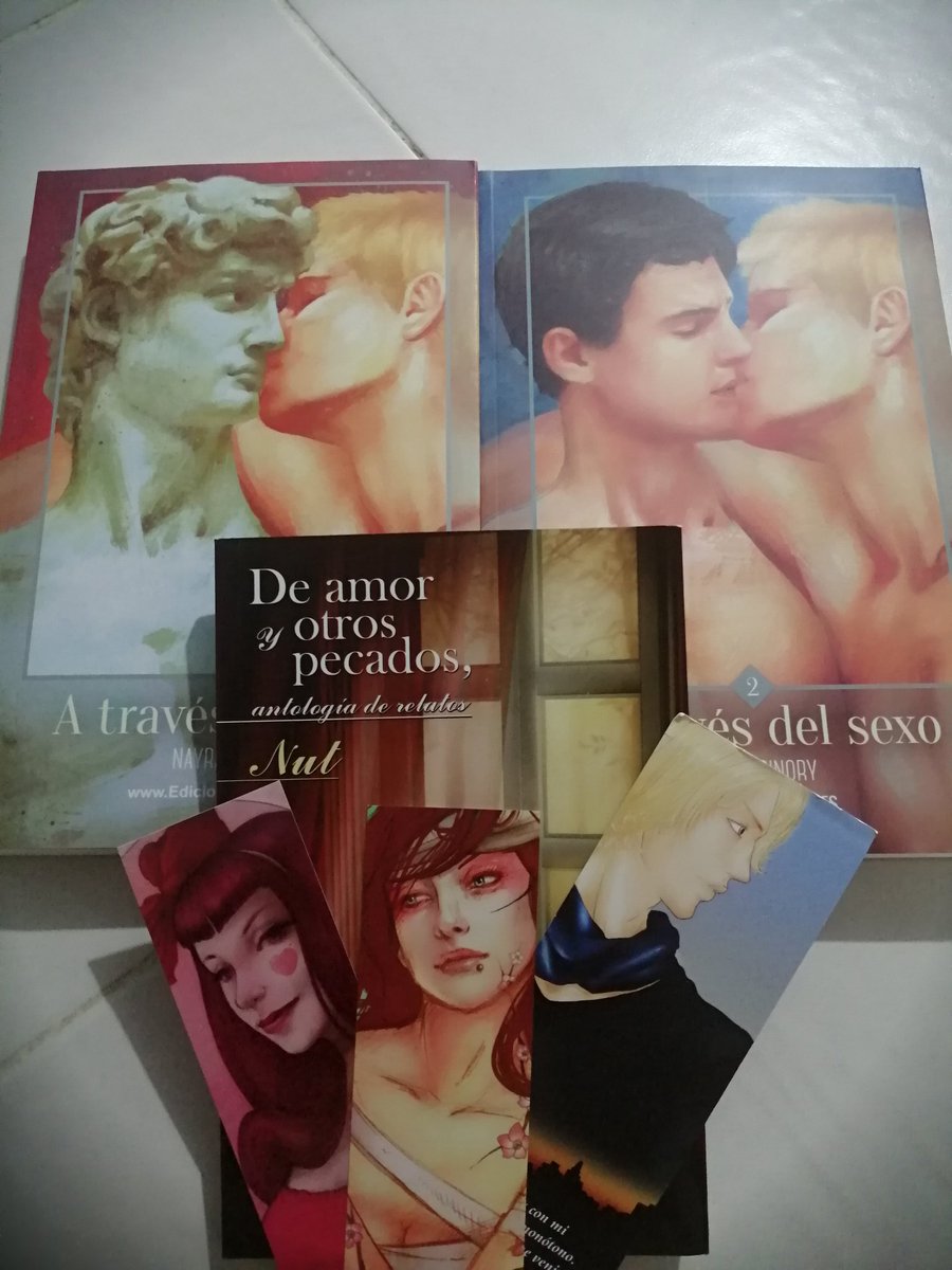 tostadaderamen's tweet photo. Miren que bellezas acaban de aterrizar a su nuevo hogar en México 😍❤️
Se verán hermosos junto a los de #LRDJ
@NayraGinory y @Nut__ serán la parte inicial de mis lecturas en el #PrideMonth ❤️🧡💛💚💙💜 https://t.co/18oMhzOSXO