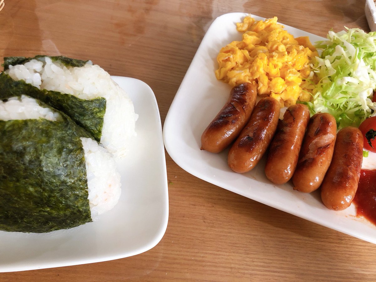 panpaka__22's tweet photo. 遅めの朝ご飯🍙 https://t.co/9wkWNB7sX6