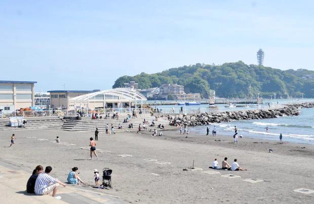 これは異例。「神奈川県内全域海水浴場が中止」ここまでやらないと人が集まるって事だよね。