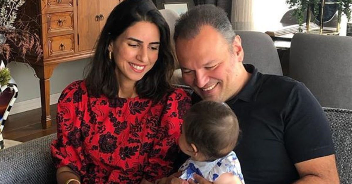 Turkce Magazin Auf Twitter Bizim Evin Hanimlari Ali Sunal Esi Nazli Kurbanzade Ve Kizi Narin In Fotografini Sosyal Medya Hesabindan Takipcileriyle Paylasti Sunal Paylasimina Bizim Evin Hanimlari Iyi Haftalar Diler Notunu Dustu Https T Co
