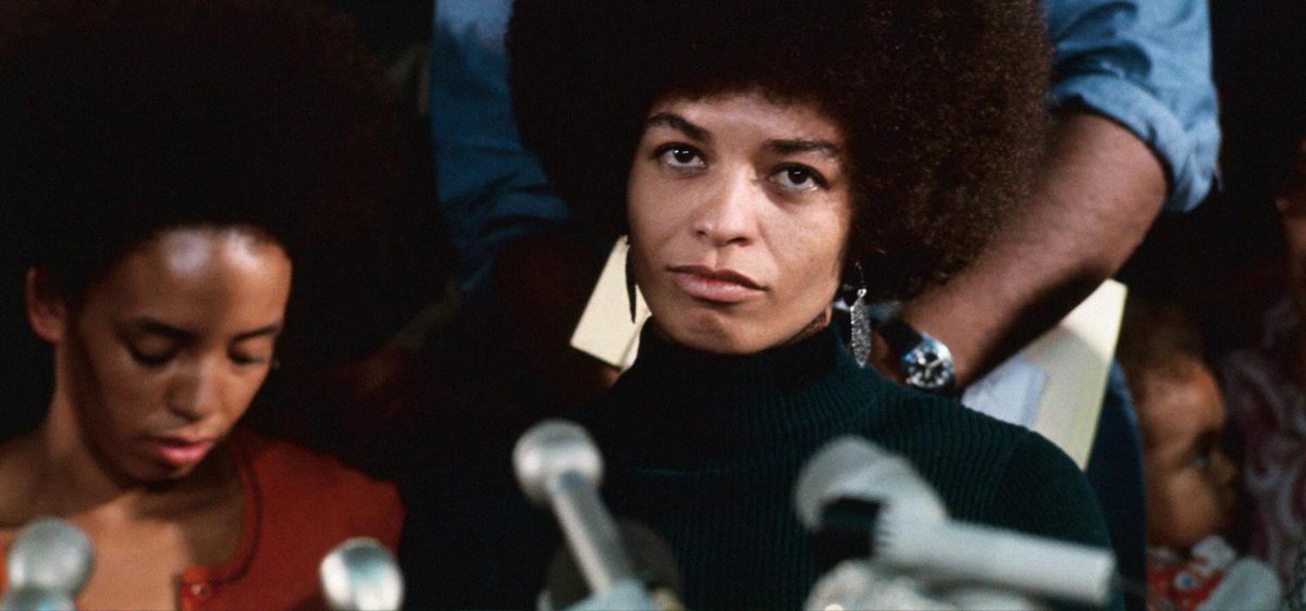 franceculture's tweet photo. "Je crois que de plus en plus les Noirs voient le racisme et toute l’oppression dirigée contre les Noirs comme une partie d’un système plus grand, comme une partie du capitalisme." Angela Davis en 1975 (dans un français parfait)  https://t.co/LVgJ988CJj https://t.co/URbDR5YFgS