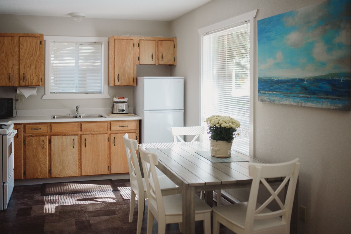 Beachacreresort's tweet photo. At this time. our guests are particularly enjoying having a full kitchen in every one of our cabins. While it's nothing new for us it means that you can cook or enjoy takeout in your own space. #Parksville #VancouverIsland https://t.co/uQUVEjrJgb