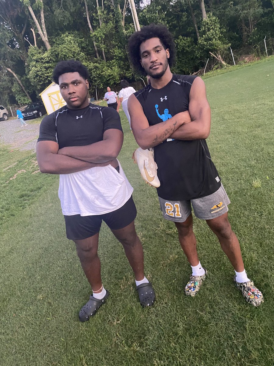 Big dawgs gotta eat ⛓🍽.                         @SantanaHopper95 #BMF <a href="/CoachStuW/">Coach Stu</a>  @mikewilbanks65 <a href="/GldLionFootball/">Shelby Football</a>