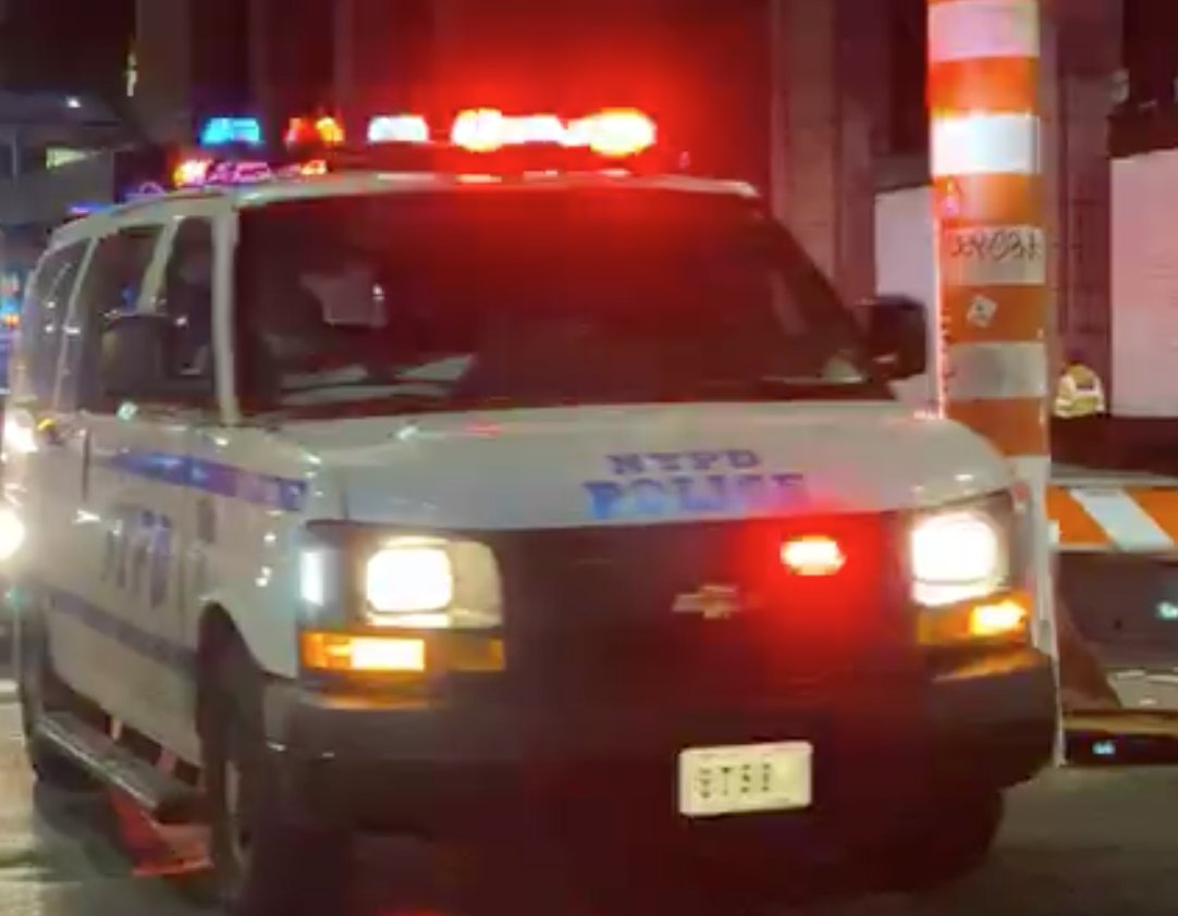 maibortpetit's tweet photo. #1Junio Saqueos en la 5ta Avenida de  #NYC. Los violentos manifestantes hacen destrozos en tiendas como Nike, Aldo, AT&amp;T. Esa conducta criminal nada tiene que ver con la muerte de #GeorgeFloyd Son hampones que buscan robar a la propiedad privada, subvertir el orden. https://t.co/vonvymyMYF