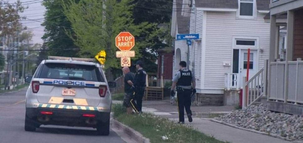 wadeperry1969's tweet photo. A man was taken into custody this evening in the unit block of Gordon St, #Moncton.  Earlier today, a Black Lives Matter march was heckled by a man yelling racist statements in the area.  RCMP received numerous complaints of the incident. More info is expected tomorrow by RCMP. https://t.co/VU9pb9NJhE