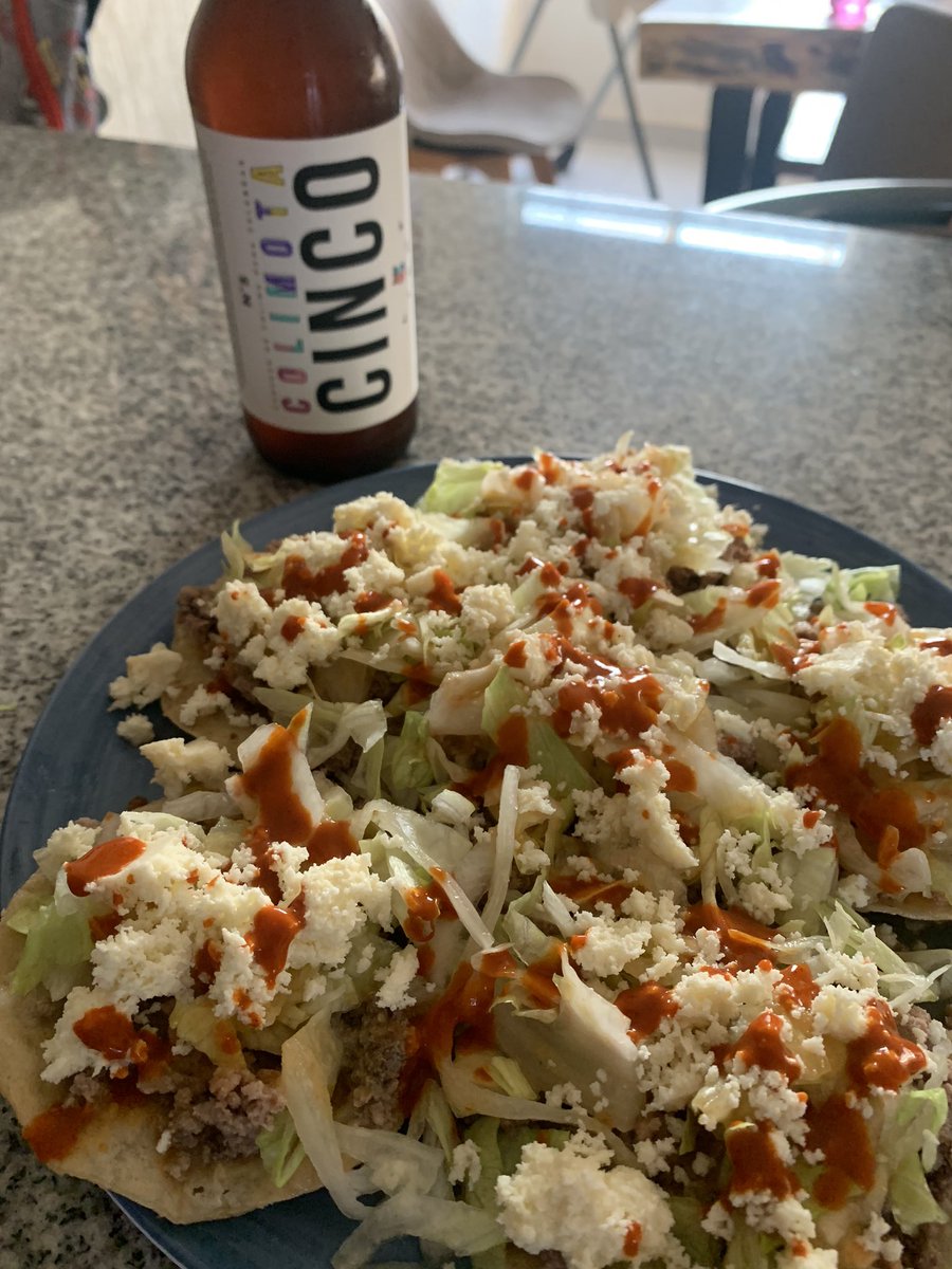 EuEnrique's tweet photo. Esto es #Colima 
Comida típica de aquí #Sopitos acompañados de una cerveza artesanal del estado #Colimota 😎 https://t.co/fT6EpgWTRl