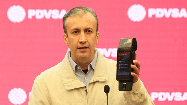 teleSURtv's tweet photo. #Venezuela | Vicepresidente sectorial de Economía, Tarek El Aissami, señaló el éxito del nuevo esquema de distribución del combustible
→https://t.co/x3lWqjMiSo

Detalló que este sistema llegará directamente al beneficiario que lo podrá pagar de la forma que estime conveniente https://t.co/Hk9wYBMLde