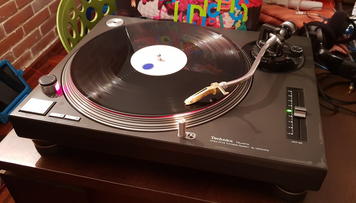 My #stereoaficionado pick of the day: Technics SL-1200MK2... In black color!! It's not a regular 1210 black Technics. It's actually a black-twelve-hundred. Collector's piece