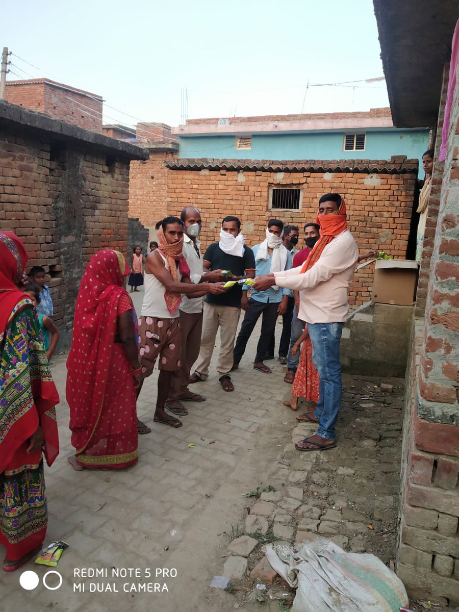 RGMVP's tweet image. #CommunityHelpline led by women @RGMVP ब्लॉक घुघली ढेकही मे  ग्राम पंचायत मे क्वारंटीन हुए लोगो को RGMVP एवं टाटा ट्रस्ट के सहयोग से निःशुल्क गोमो का बितरण किया गया,CRDC Gorakhpur #Nutrition #GOMO @tatatrusts